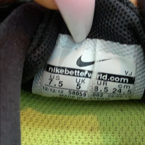 Nike mesh tennis shoes 7.5 - Picture 4 of 5
